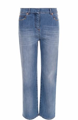 Укороченные джинсы с потертостями и заклепками Valentino. Цвет: голубой
