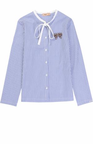 Хлопковая блуза в полоску с воротником аскот и брошью No. 21. Цвет: голубой