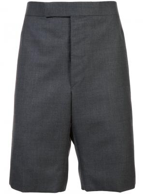 Классические шорты с ремешком Thom Browne. Цвет: серый