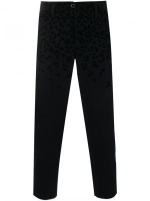 Укороченные брюки с леопардовым принтом Kolor. Цвет: синий