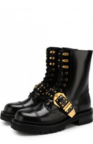 Высокие кожаные ботинки с декоративным ремешком Versace. Цвет: черный