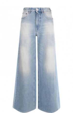 Расклешенные джинсы с потертостями Mm6. Цвет: голубой