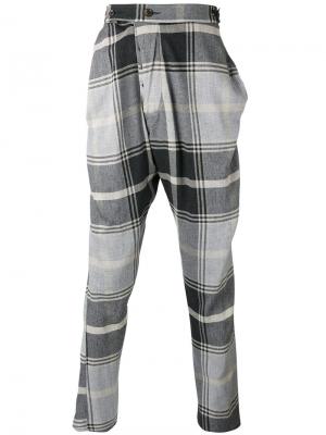 Клетчатые брюки с заниженным шаговым швом Vivienne Westwood Man. Цвет: серый