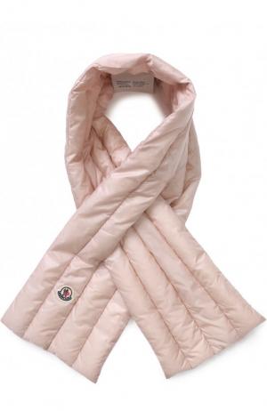 Пуховый стеганый шарф с логотипом бренда Moncler. Цвет: светло-розовый