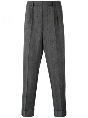 Зауженные брюки со складками Ami Alexandre Mattiussi. Цвет: серый