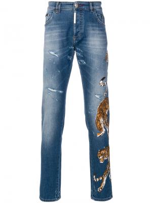 Прямые джинсы с вышивкой тигра Philipp Plein. Цвет: синий