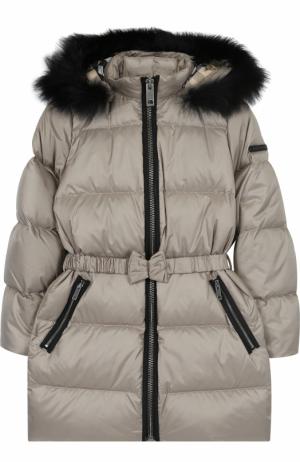 Пуховое пальто с поясом и меховой отделкой на капюшоне Burberry. Цвет: бежевый