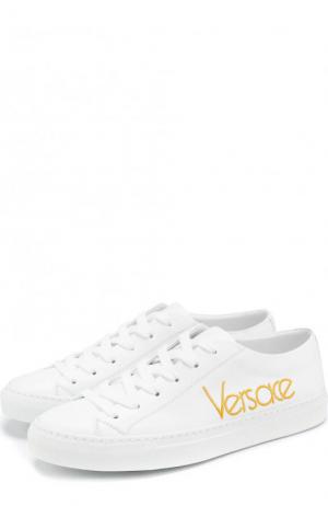 Кожаные кеды с логотипом бренда Versace. Цвет: белый