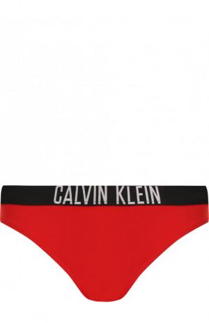 Однотонные плавки-бикини с логотипом бренда Calvin Klein Swimwear. Цвет: красный