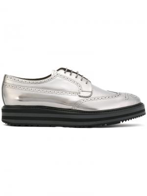 Металлизированные ботинки на шнуровке Prada. Цвет: серый