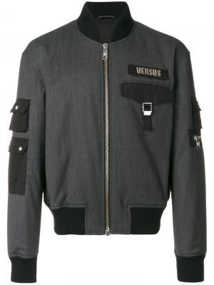 Куртка-бомбер с заплаткой логотипом Versus. Цвет: серый