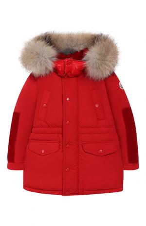 Куртка с меховой отделкой на капюшоне Moncler Enfant. Цвет: красный