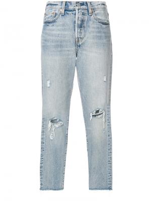 Укороченные джинсы с рваной отделкой Levis Levi's. Цвет: синий