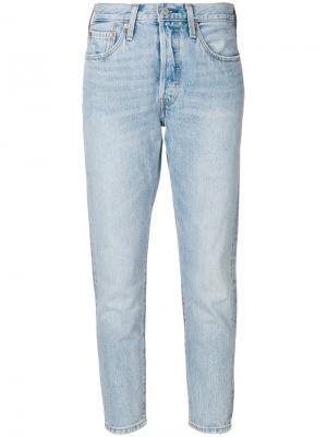 Укороченные джинсы с выцветшим эффектом Levis Levi's. Цвет: синий