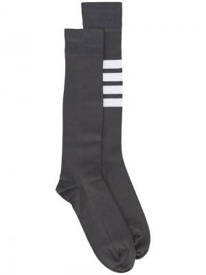 Носки с четырьмя контрастными полосками Thom Browne. Цвет: серый