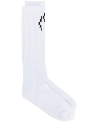 Трикотажные носки с логотипом Marcelo Burlon County Of Milan. Цвет: белый