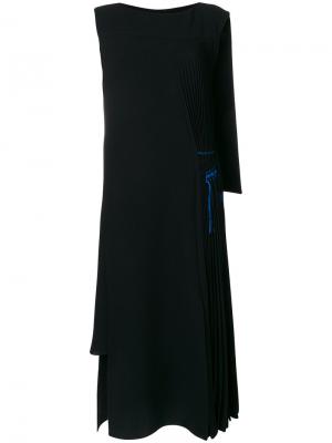 Асимметричное плиссированное платье Loewe. Цвет: чёрный
