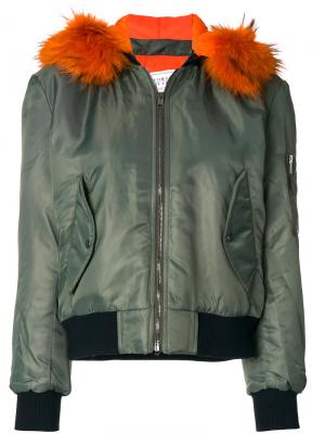 Куртка-бомбер с капюшоном и мехом енота Forte Couture. Цвет: зелёный