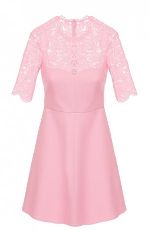 Приталенное мини-платье с кружевным лифом и коротким рукавом Valentino. Цвет: розовый