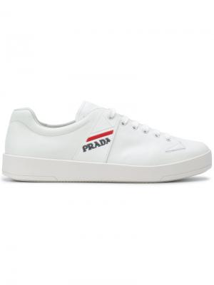 Кроссовки на шнуровке с панелью логотипом Prada. Цвет: белый