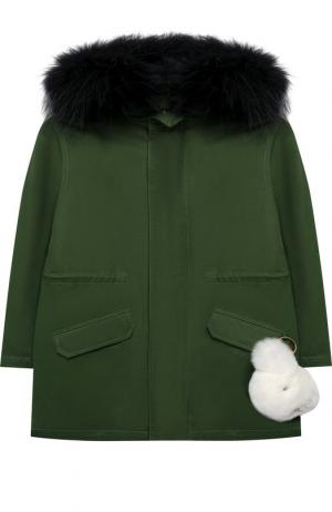 Текстильная парка с меховой отделкой на капюшоне Yves Salomon Enfant. Цвет: зеленый