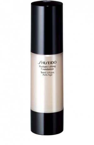 Тональное средство с лифтинг-эффектом придающее коже сияние, I40 Shiseido. Цвет: бесцветный